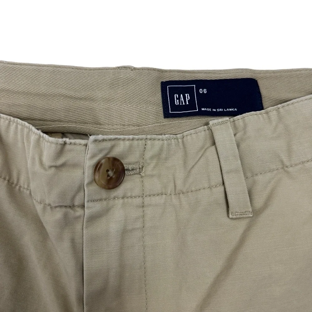 GAP Tan Iconic Khaki Women’s Girlfriend Roll Short, size 6